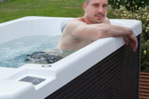 Iceland_cold_plunge-tub_lifestyle4-600x600