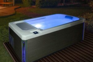 Iceland_cold_plunge-tub_sideview_night_02-600x600