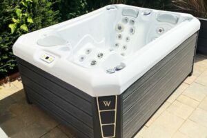 Manhattan Life Hot Tub 4